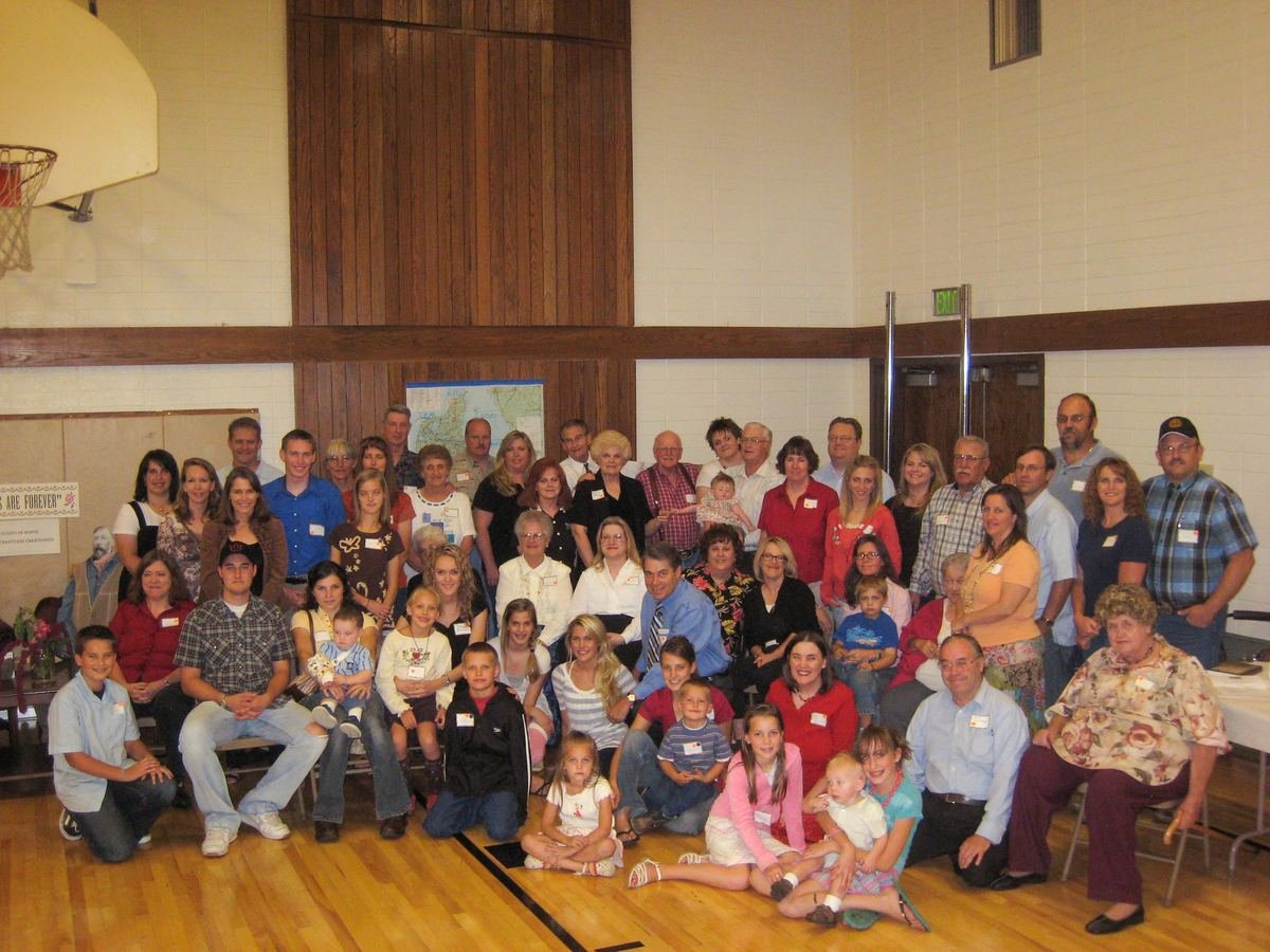 The gathering, photographed together in the cultural hall.